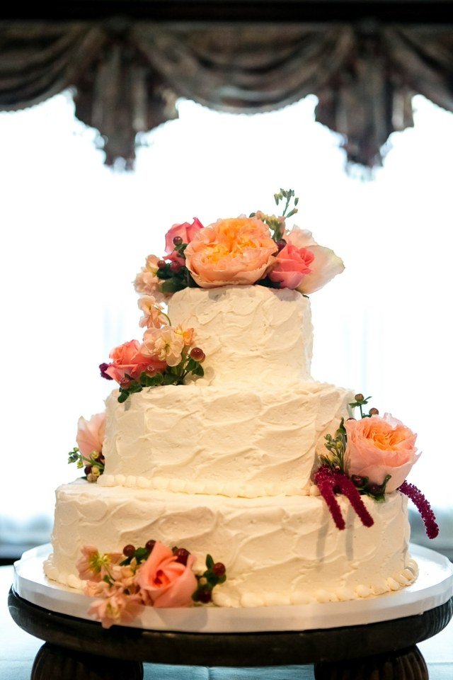 jesenná svadobná torta svadba biele ruže