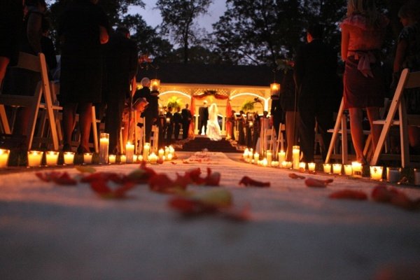 Svadobný oltár s bielou látkou a množstvom sviečok Oltár-dekorácia-svadba-nevesta-ženích