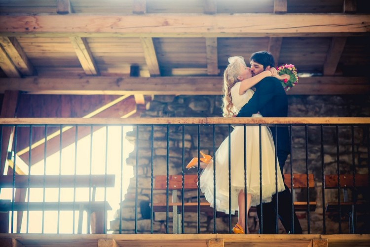 Svadobné retro štýl umiestnenie rustikálne stodoly