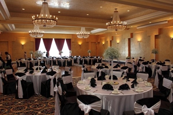 šik-svadba-interiér-reštaurácia-modro-zlatá