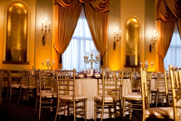 reštaurácia-svadba-zlatá opona-stoly-stoličky