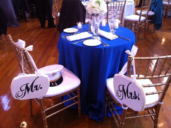 svadobný-mini-stôl-nevesta-ženích-modrý