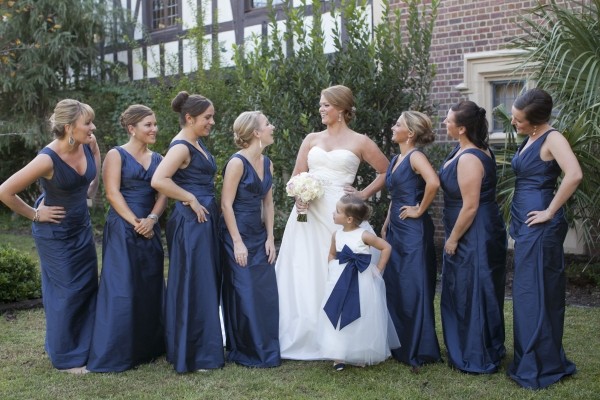 družičky-nevesta-modro-biele-šaty-kytice