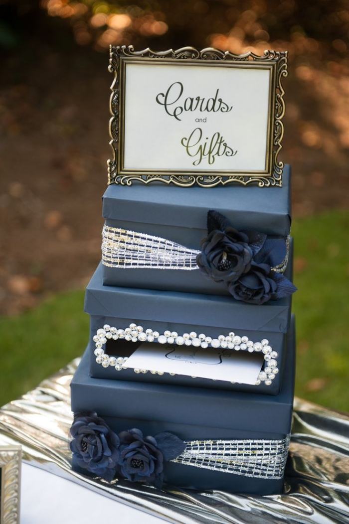 deco-nápady-svadba-zima-farby-námornícka-modrá-strieborná-mašle-kvety-kutilstvo