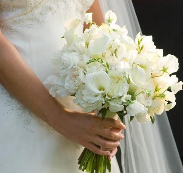 Kytica ľalií a pivoniek biela-svadobný-štýl-nápady-svadobná kytica