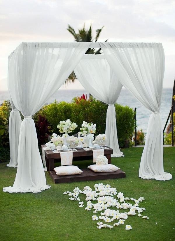 Veľký svadobný oblúk s alejou listov obrad-bigen-oženiť-biela-nápady-zadarmo