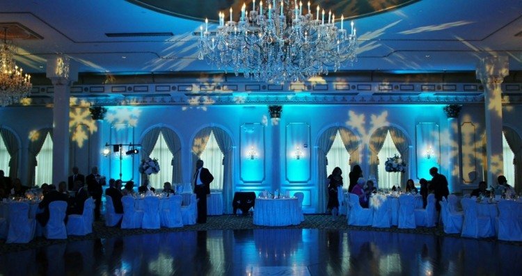 Vytvorte správnu náladu na svadbe so svetlami plánovanie svadby ľadová kráľovná-svadobná sieň-modré-svetlá-atmosféra-ľadový hrad
