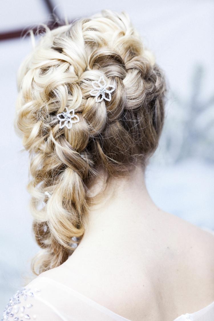 Naplánujte si perfektný svadobný účes svadba-plánovanie-ľadová kráľovná-účesy-vrkoč-snehová vločka-doplnky do vlasov