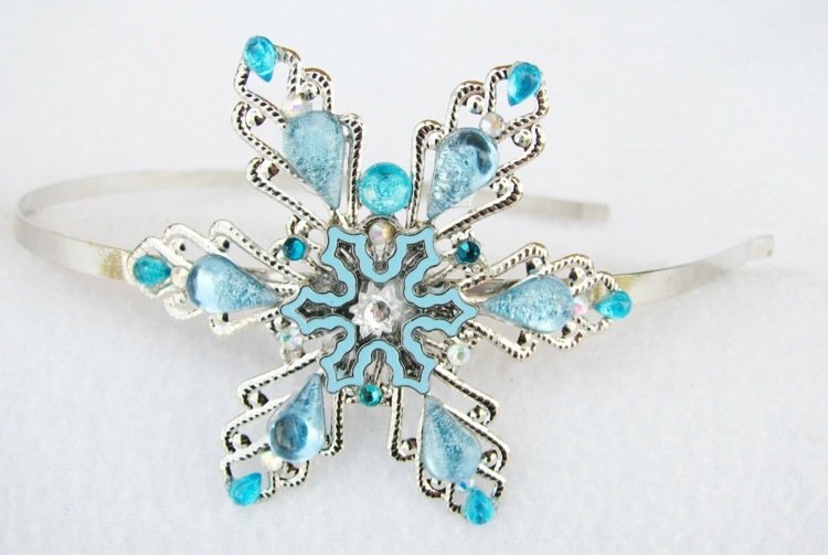 Na mrazivú svadbu použite vlasové doplnky so snehovými vločkami svadba-plánovanie-ľadová kráľovná-účesy-vlasové doplnky-čelenka-snehová vločka-modré-kamene