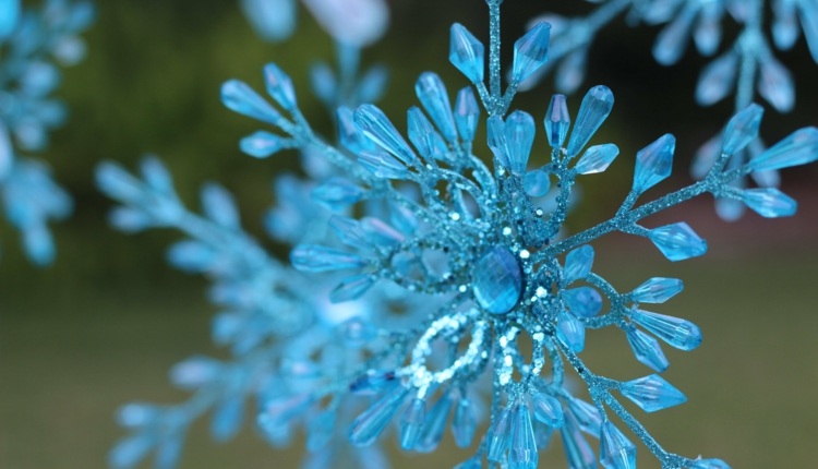 Pri plánovaní svadby nezabudnite na snehové vločky svadba-plánovanie-ľadová kráľovná-prívesok-snehová vločka-svetlo modré-kamienky