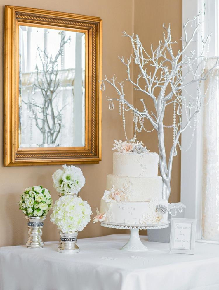 Zimná svadba by mala byť navrhnutá tak, aby bola krásna a zimná svadba-plánovanie-ľadová kráľovná-svadobná torta-zimná-biela-stromová výzdoba