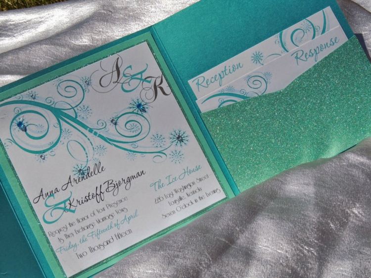 Navrhnite pozvánku na svadbu tak, aby zodpovedala svadba-plánovanie-ľadová kráľovná-pozvánka-nápad-tyrkysový-papier-trblietky-drotárstvo