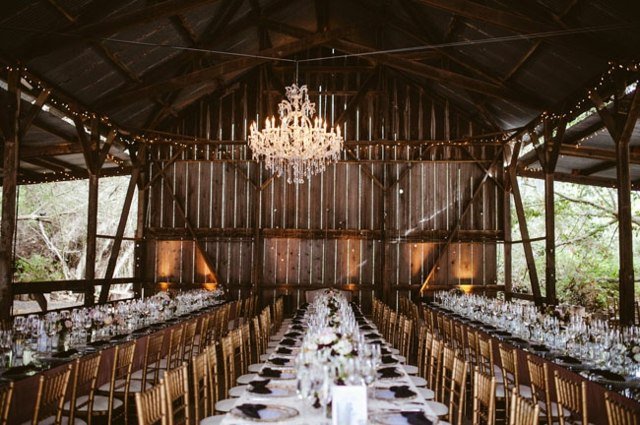 Svadobné miesto v stodole slávnostne zdobené kryštálom Poloha - slávnostne vyzdobený krištáľový luster