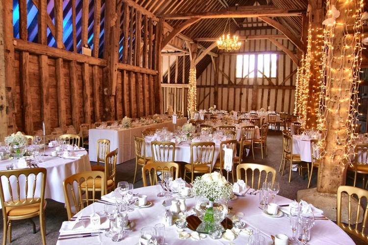 okrúhle svadobné stoly - lupene ruží a okrúhle zrkadlá Svadobná dekorácia pri stole okrúhle stoly-ružové-listy-zrkadlo