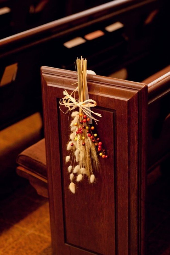 kostol-výzdoba-s-vetvičkami-tráva-slama-svadba-na jeseň