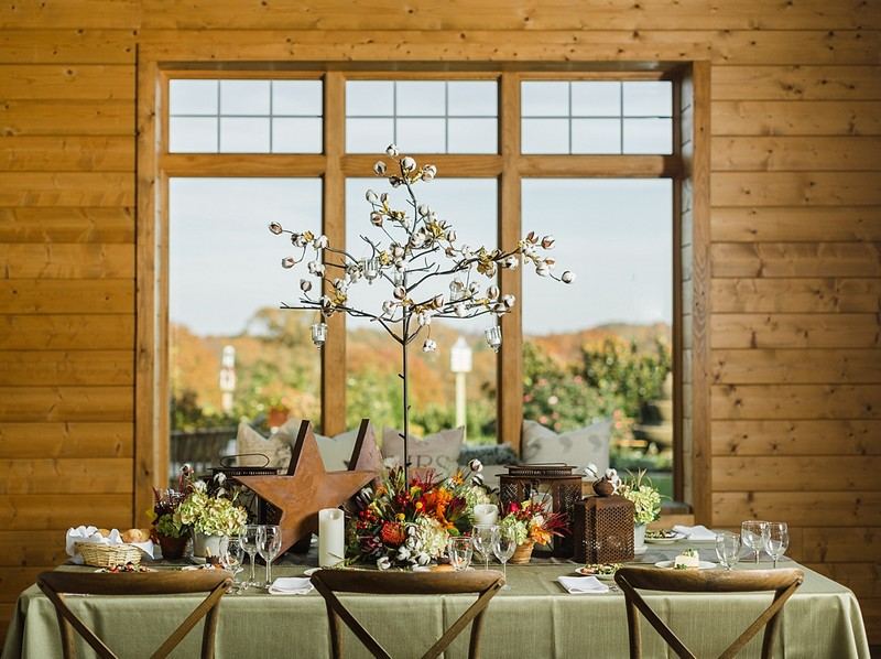 Svadobná výzdoba nápady jeseň sezónne-stôl-rustikálne-umiestnenie-krajina