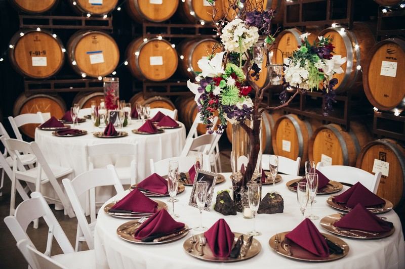 Svadobná výzdoba-nápady-jeseň-vínna pivnica-oslava-romantická-výzdoba stola