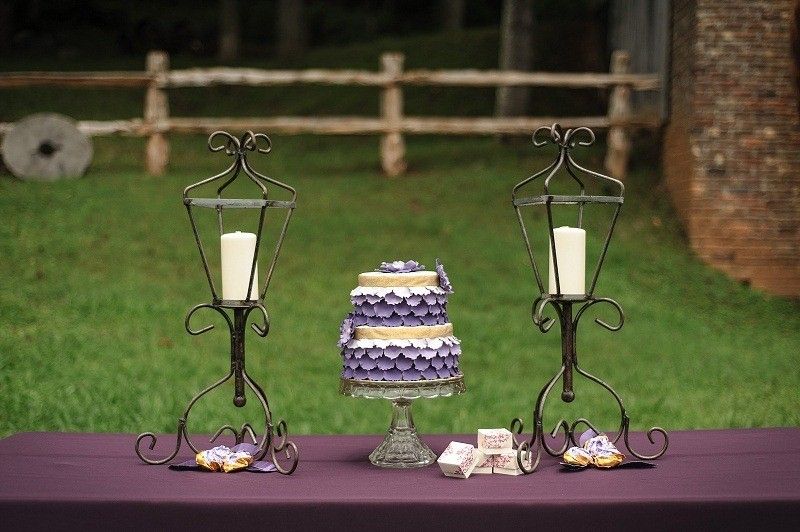 Svadobná výzdoba-nápady-jeseň-svadobná-torta-lampáš-purpurovo-zlatá