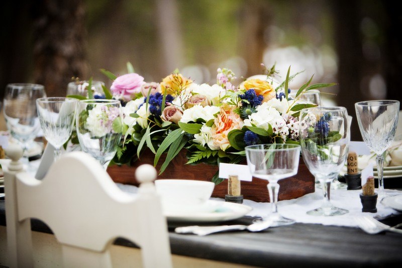 Svadobná výzdoba-nápady-jesenné kvety-vinobranie-drevená krabica