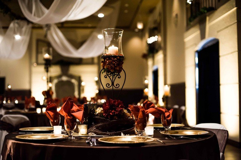 Svadobná výzdoba-nápady-jeseň-ušľachtilá-červená-zlatá-obloha-strop