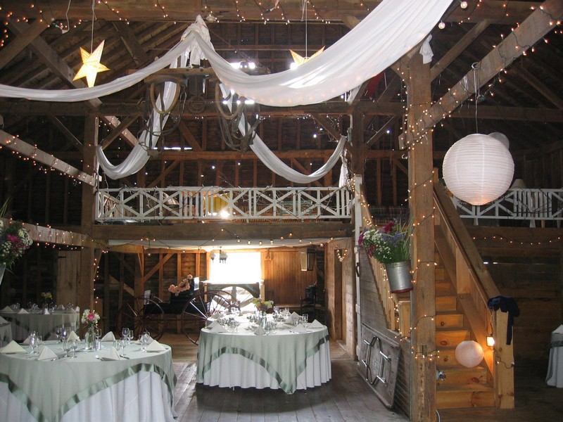 Svadobné dekorácie-nápady-jeseň-biely-strop-víla svetlá-romantické