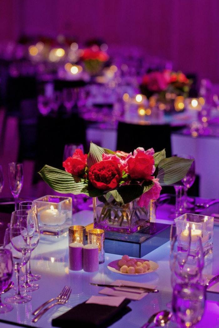 romantická svadobná dekorácia vo farbách fuchsie a fialky, svieža kvetinová výzdoba romantické-nápady-svadobné-dekorácie-farby-fuchsie-kvetinové-dekorácie-ladné