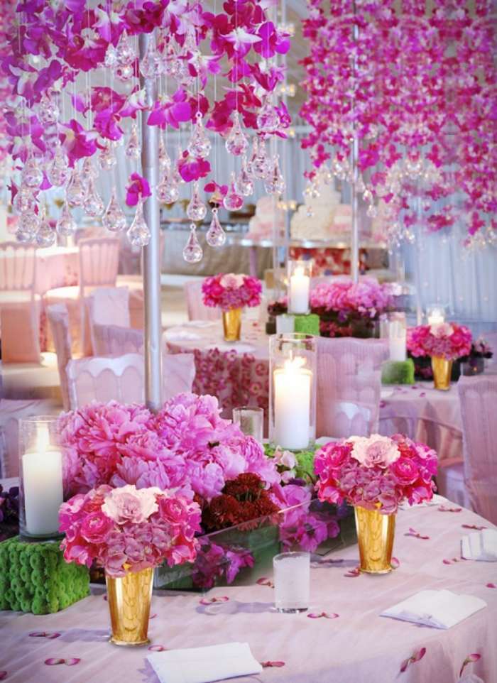 Svadobné nápady romantické usporiadanie stola s kvetmi, sviečkami romantický-aranžmán-stôl-pri sviečkach-svadobná-dekorácia-vo-fuchsii