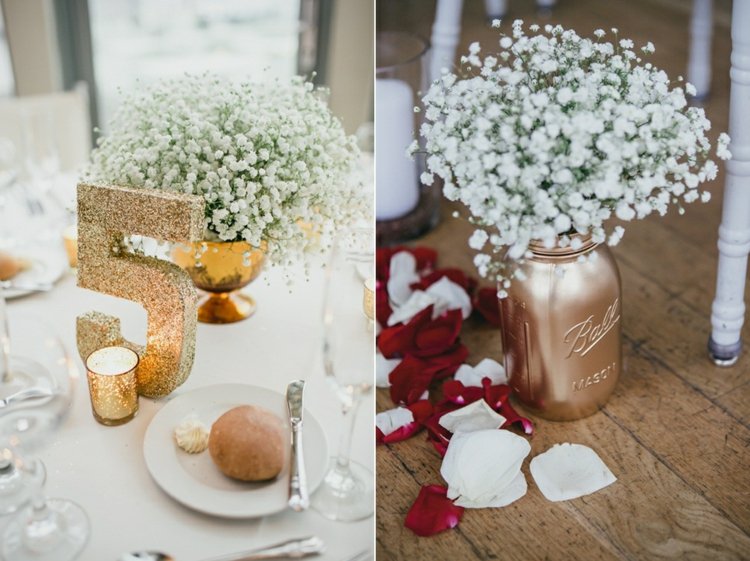 Štýlová dekorácia na stôl so zlatými prvkami a konvalinkami Svadobné dekorácie zlaté nápady dekorácie slávnostne originálne