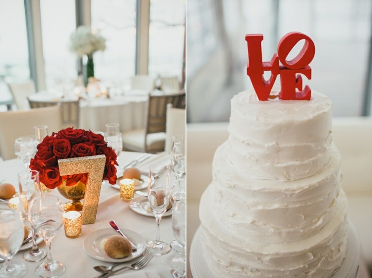 Lahodná svadobná torta so smotanou a svadobnou kyticou Svadobná dekorácia zlaté miesto karty svadobná torta dekorácia stolu