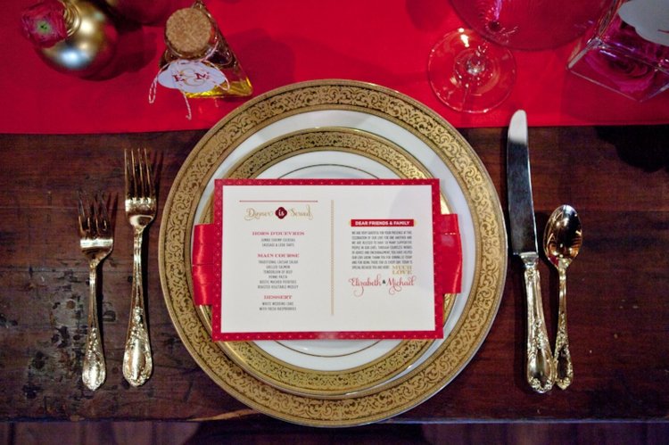 Štýlové dekorácie na stôl v zlatej a červenej farbe na zimnú svadbu Svadobná dekorácia zlatá dekorácia stolu štýlové elegantné jedálne lístky