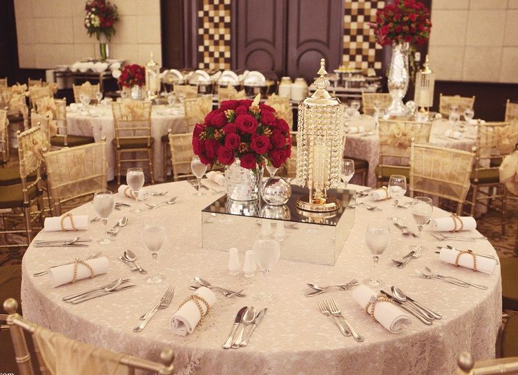 Štýlové dekorácie na stôl v zlatej, červenej a bielej farbe Svadobná dekorácia v zlatej červenej bielej dekorácii stola