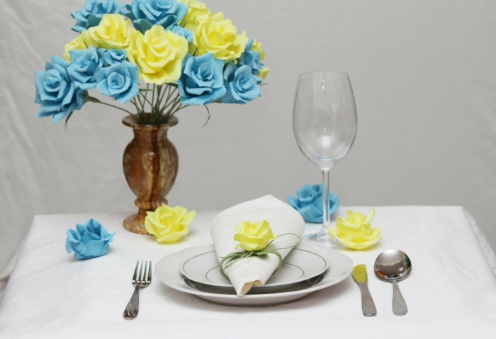 Svadobná dekorácia s modrými a žltými ružami na svadobnom stole modro-žlté ruže