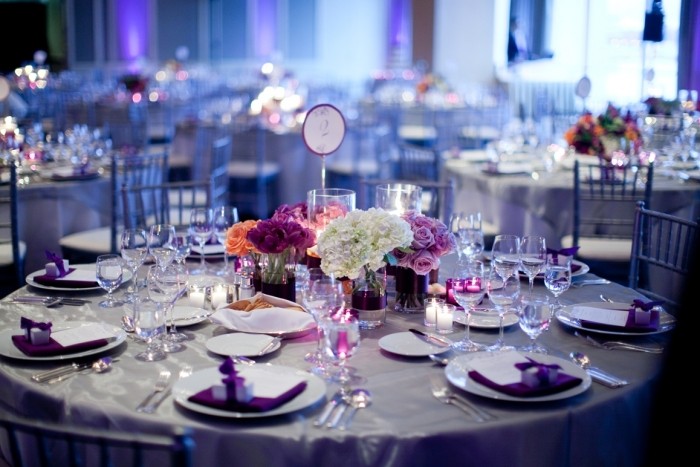 svadobná dekorácia-slivka-orgován-okrúhly stôl