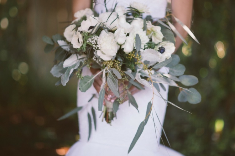 Čistá príroda - romantická svadobná kytica bielych ruží a kvetov Svadobné fotografie nápady svadobné kytice z lesa romantické