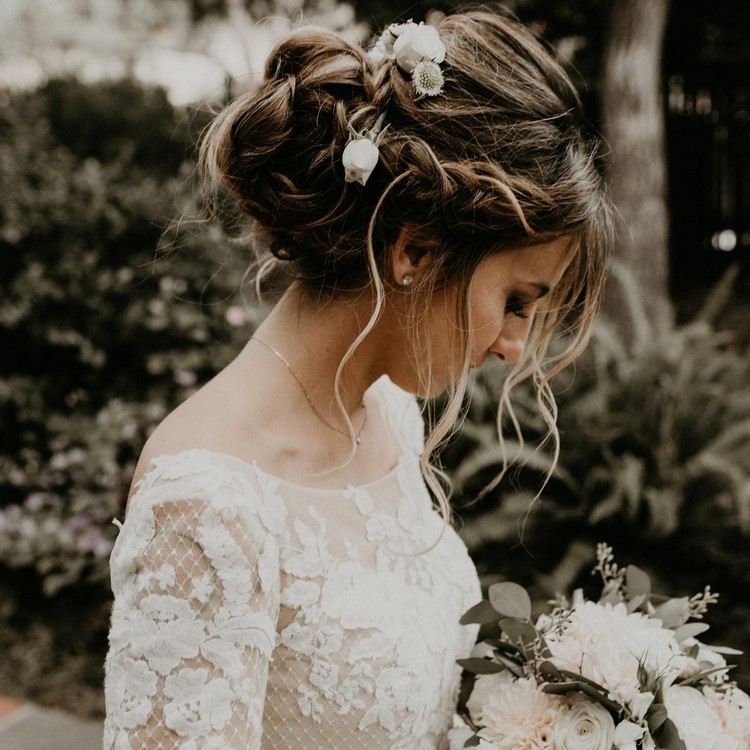 Drdol pre svadobný účes voľne pletený s kvetmi ako účes do vlasov v štýle boho