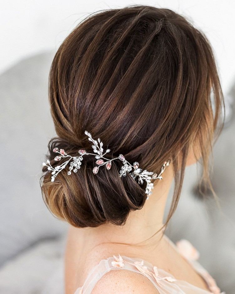 Klasický svadobný účes chignon s vlasovými doplnkami