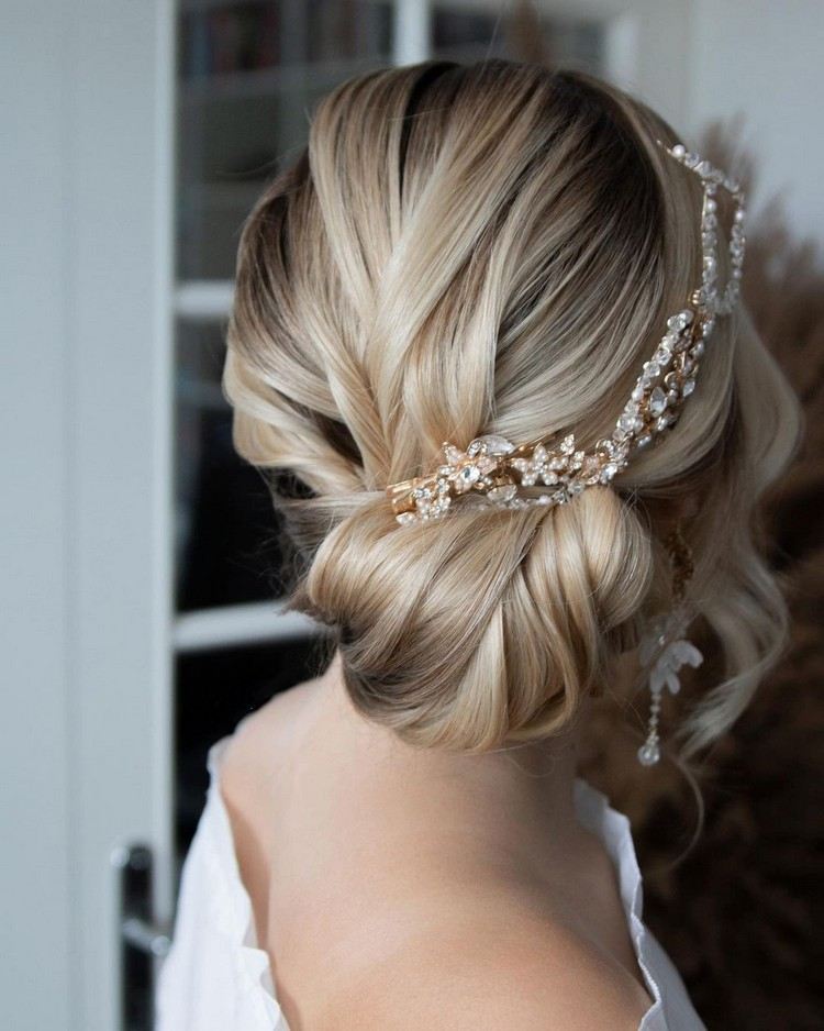 Drdol na svadobný účes na boku s trblietavými vlasovými doplnkami