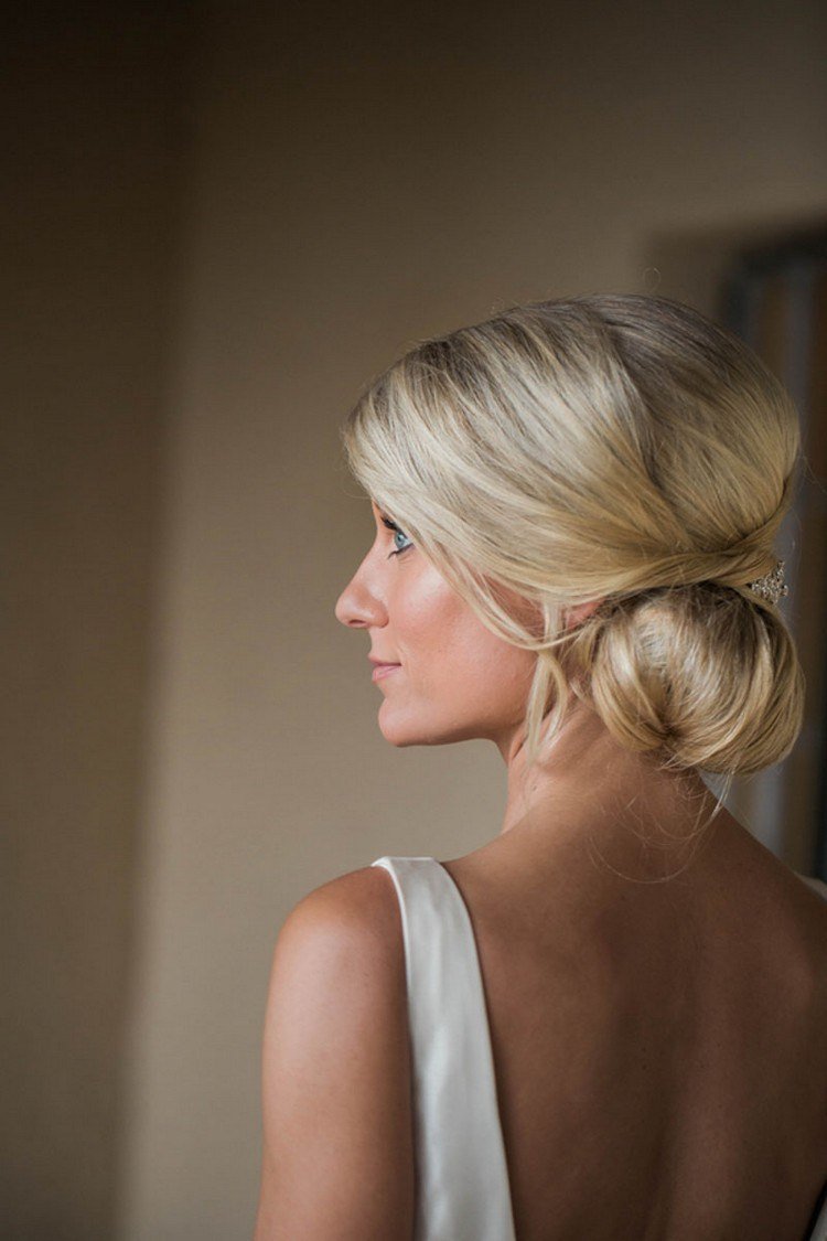 Elegantný a elegantný bočný chignon ako svadobný účes