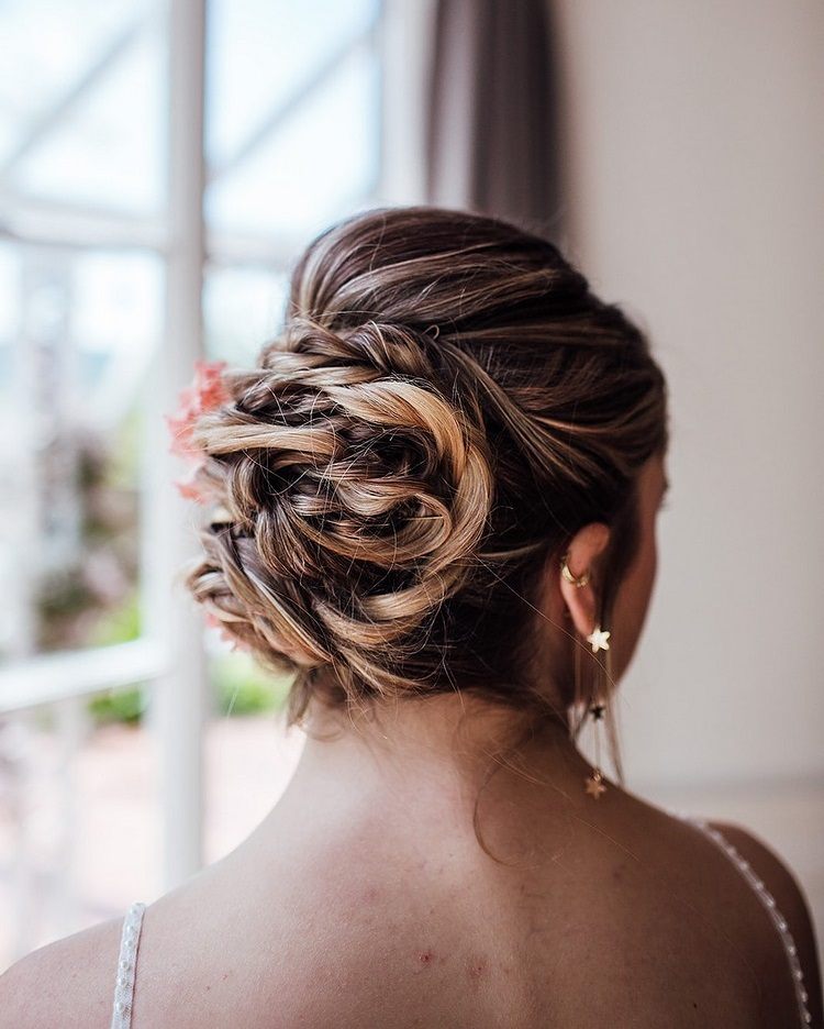 Svadobný účes voľný drdol skrútený a zapletaný