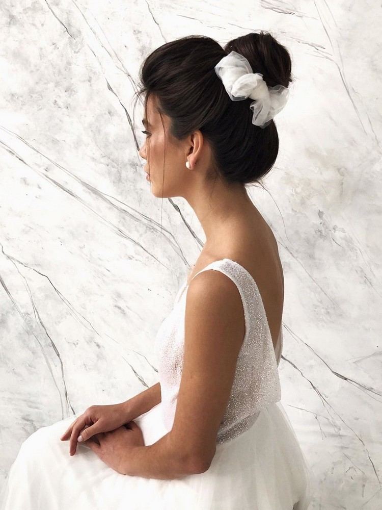 Svadobný účes vysoko objemný drdol s mašličkou z tylu