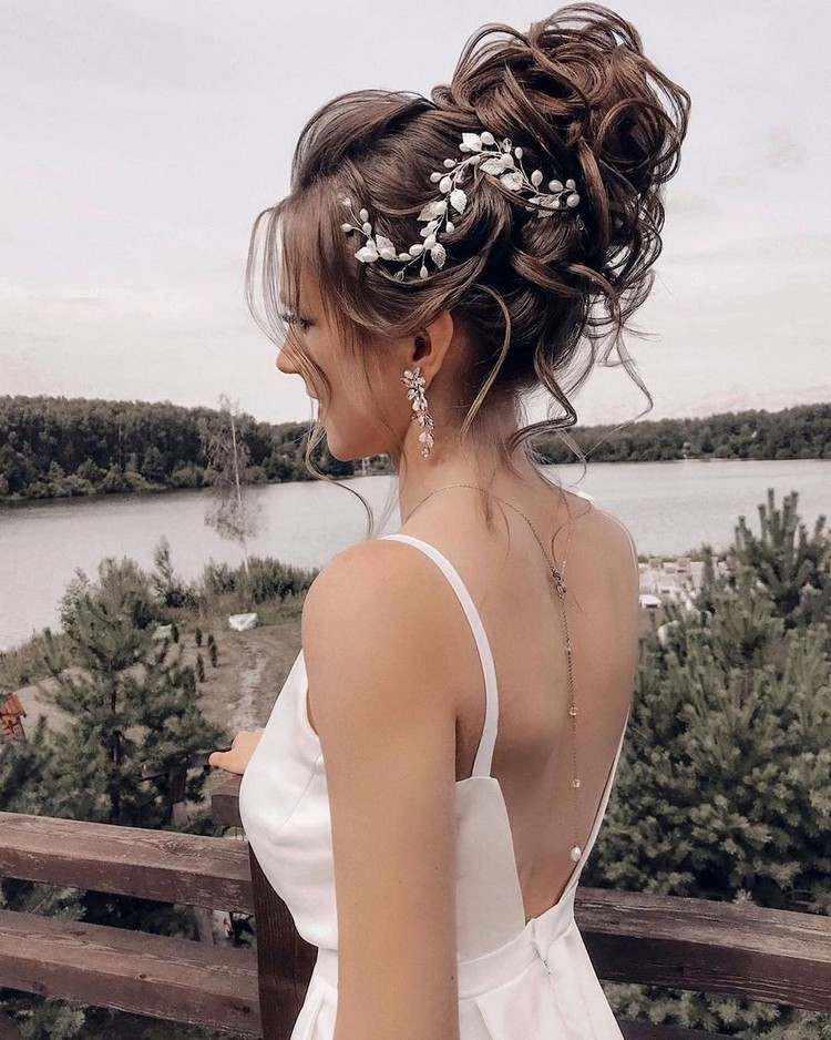Voľné updo s vlasovými doplnkami ako svadobný účes