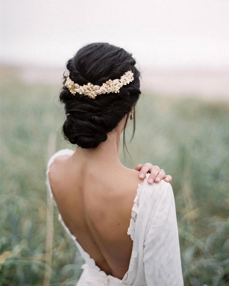 Drdol na svadobný účes zvýrazní výstrih svadobných šiat