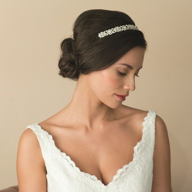 Svadobný účes hlboký drdol s čelenkou ako prízvukom