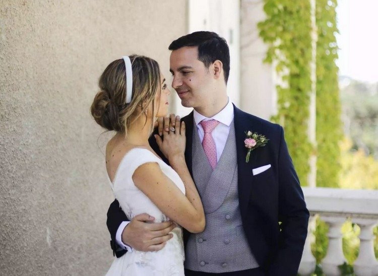 Svadobný účes hlboký drdol s bielou čelenkou