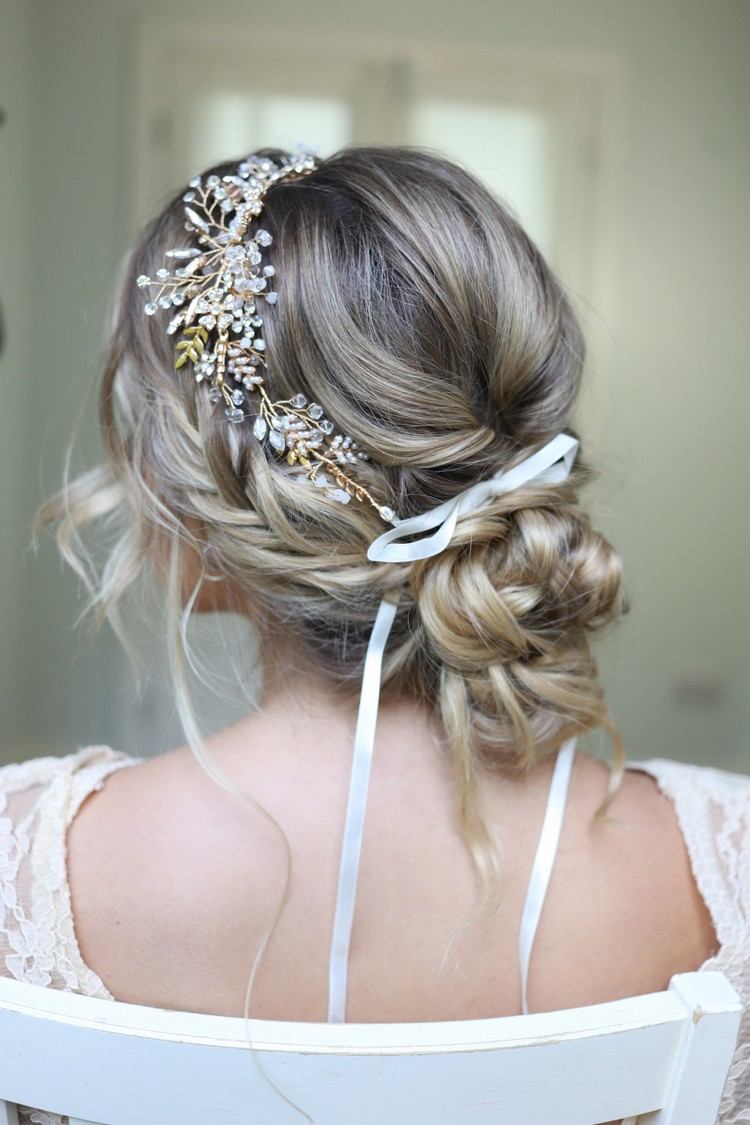 Voľné svadobné účesy Trend hlbokých drdolov s diadémom a mašľou