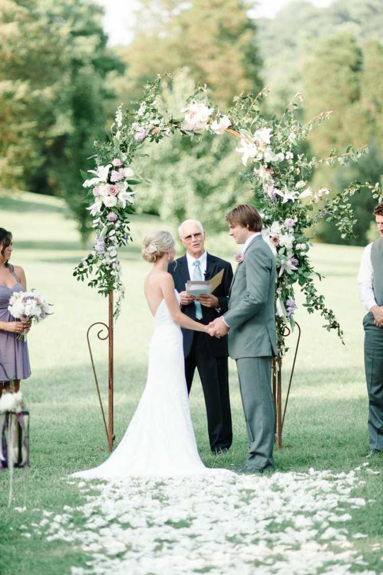 svadobné nápady na oslavu leto-lúka-oblúk-ruže-svadobný obrad-kvety