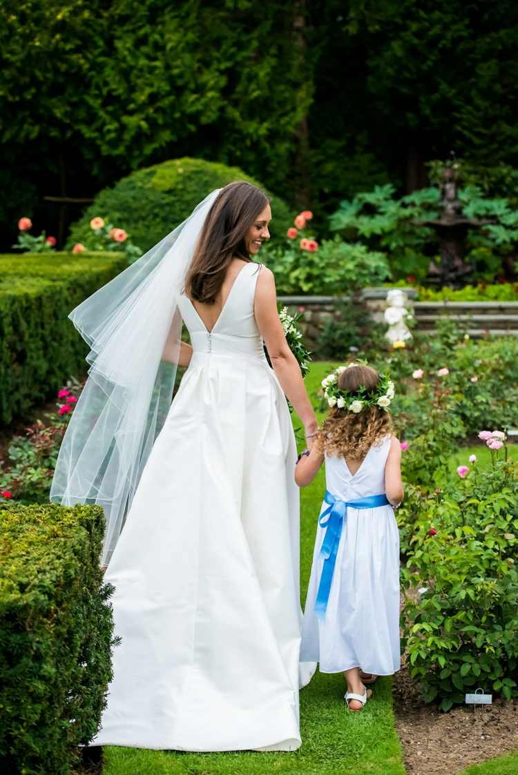 svadobné nápady-oslava-letná záhrada-malé-svadobné-hostí-nevesta-kvetinárka