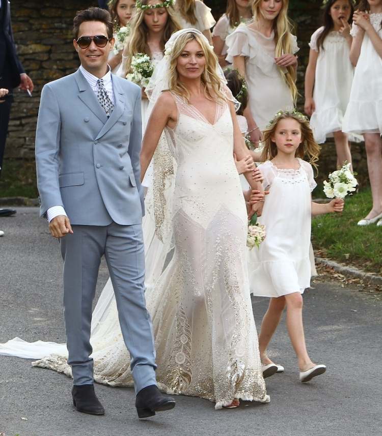Kate Moss a Jamie Hince na svojej boho svadbe svadobné šaty-bohémske-svadobné-pár-flitre-perly-Kate-Moss