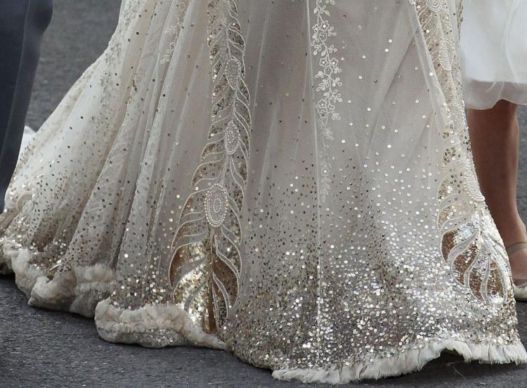 Za týmito majstrovskými svadobnými šatami je 701 hodín práce svadobné šaty-boho-stále-vinobranie-luxusné-vyšívané-kate-mech