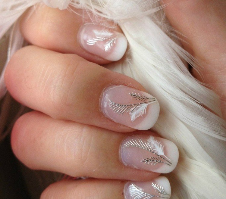 Fotografie svadobných nechtov - Pekné akcenty v tvare peria v bielej a striebornej farbe svadobné nechty obrázky pierko biela strieborná francúzska manikúra